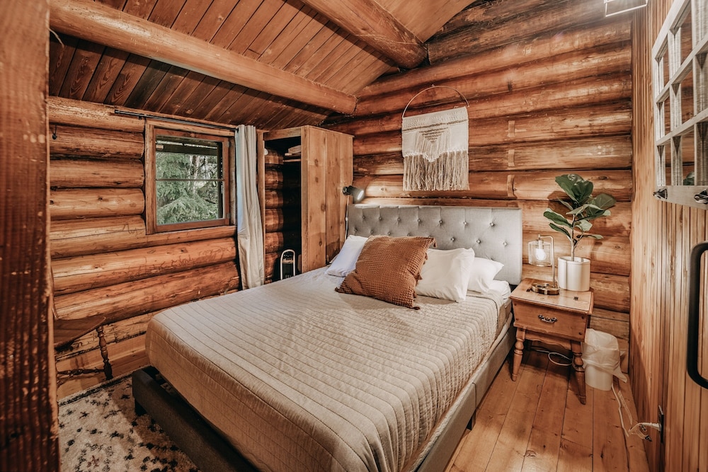 76GS - Genuine Log Cabin - WI-FI - Pets Ok - Sleeps 4 view 5