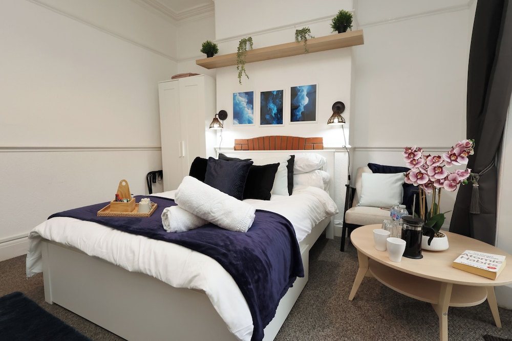 Cardiff Guesthouse & On-Street Parking