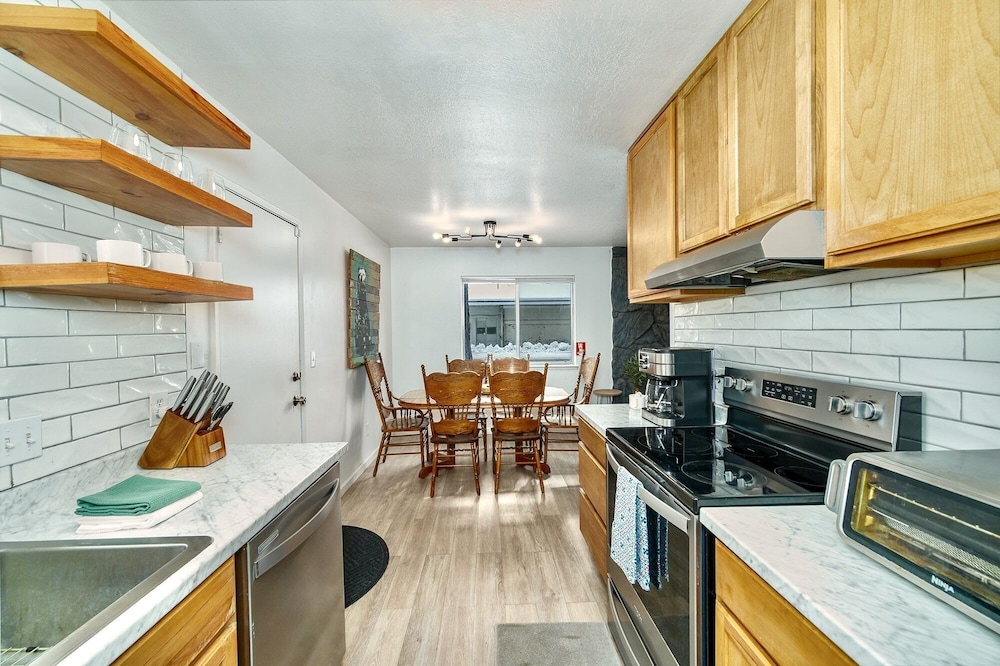 The Green Cabin A Few Blocks To Lake Tahoe 833t 3 Bedroom Home