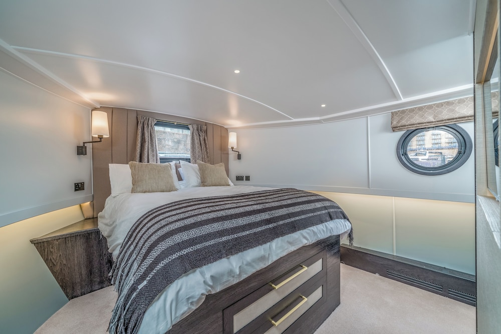 Elegant houseboat near Canary Wharf