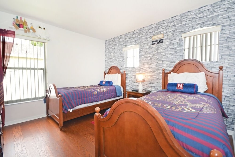 Beautiful 5 Bedroom Home With Large South-facing Pool - Image 5