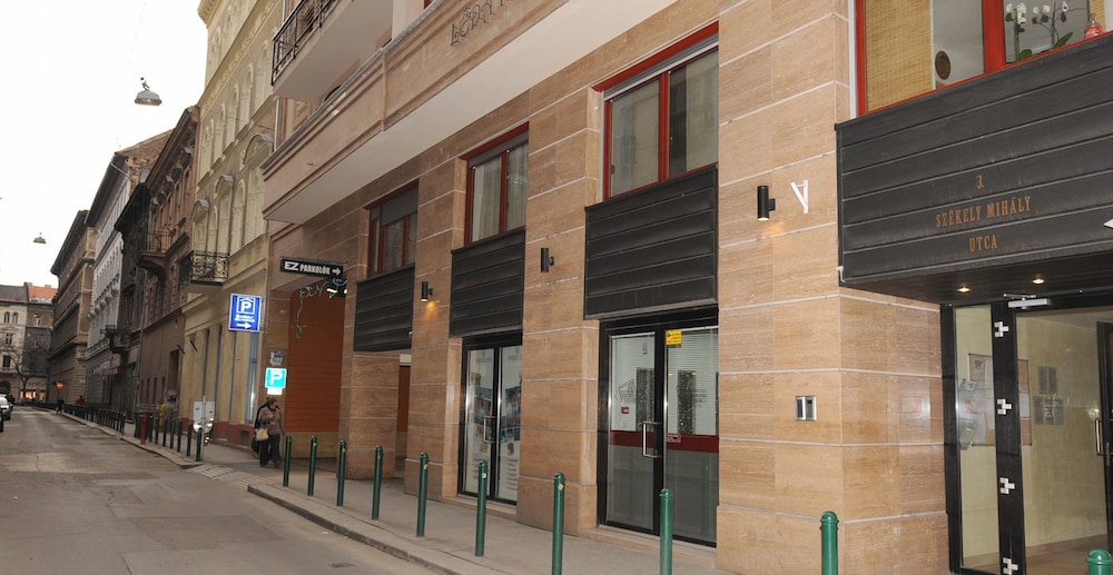 Hotel Aboriginal Budapest Apartments - Image 1