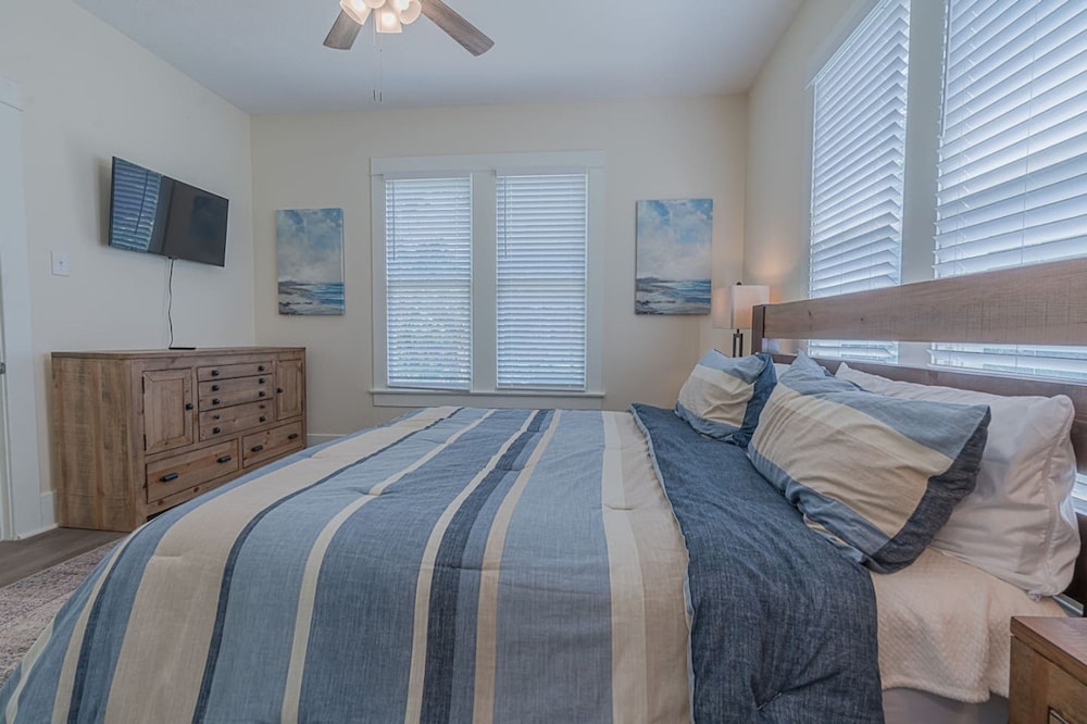 Uptown Cottage 2 Minutes to The Strand and Utmb