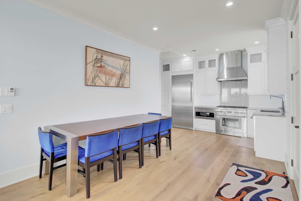 7 Beachwood East by Avantstay Steps to the Beach Ocean Views, Hot Tub, 7bdr