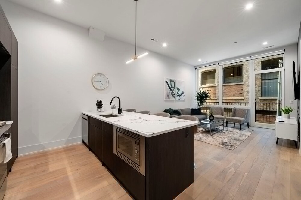 Chic 2BR 2BA Condo w Balcony - River North Chicago