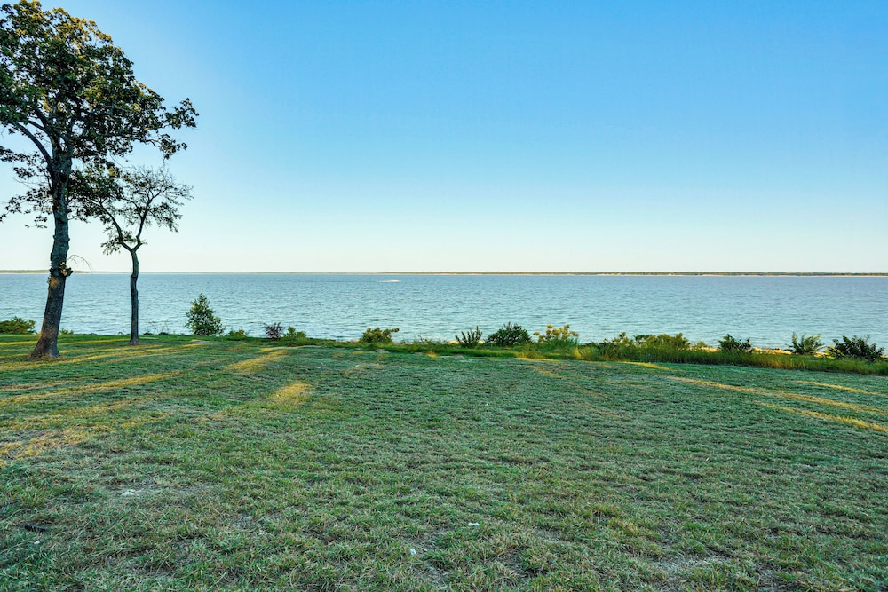 Family Friendly! Lakefront Escape in Pottsboro