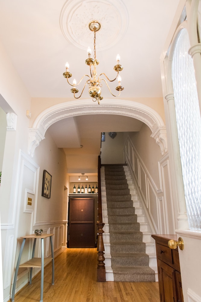 Easyhosts.Amazing Victorian House - Image 2