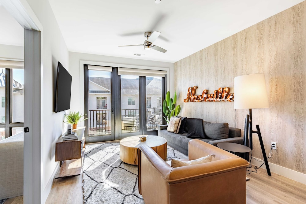 Sleeps 24 4 Modern Midtown Apartments w/ Gym + Pool Walkable to Shops & Eats