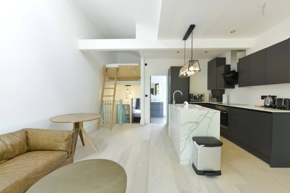 Contemporary 2 Bedroom Apartment on Columbia Road
