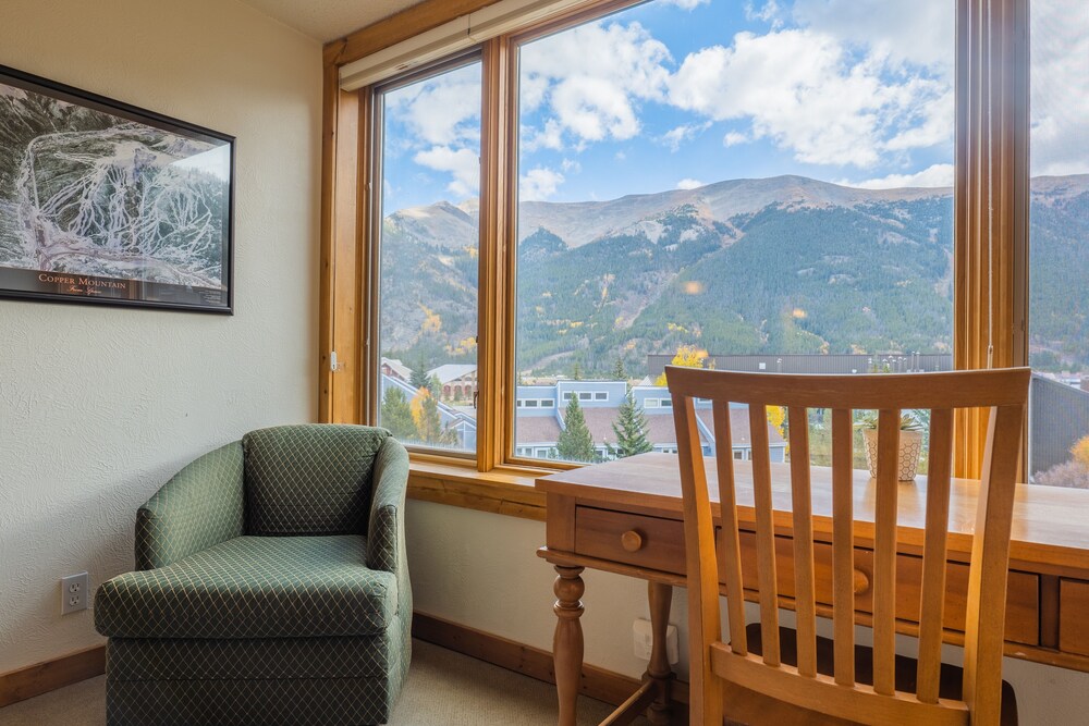 Comfortable Cozy Condo - Short Walk to American Eagle Lift - SH402 by RedAwning
