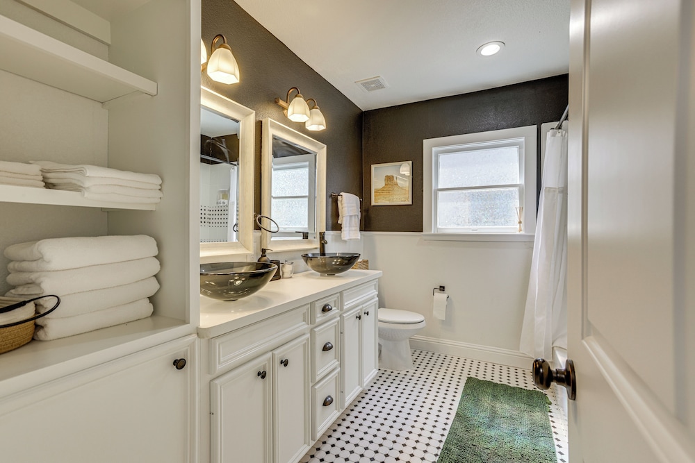 Condo 2 Mi to Houston Zoo & Museum District!