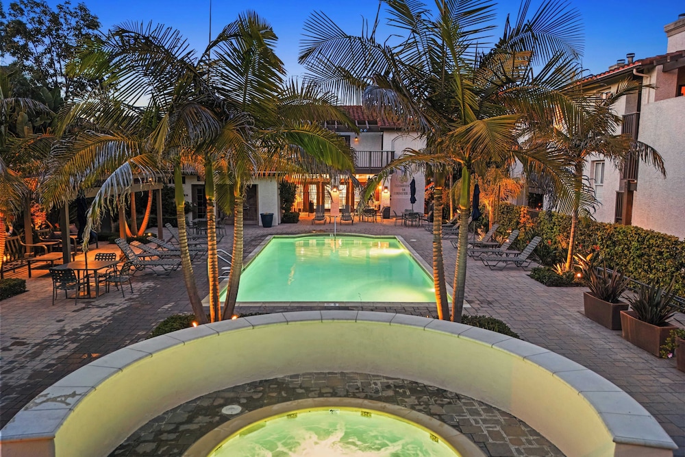 Close to Beach w/ Patio & Resort Amenities The Point at Corniche by Avantstay Str16-0458