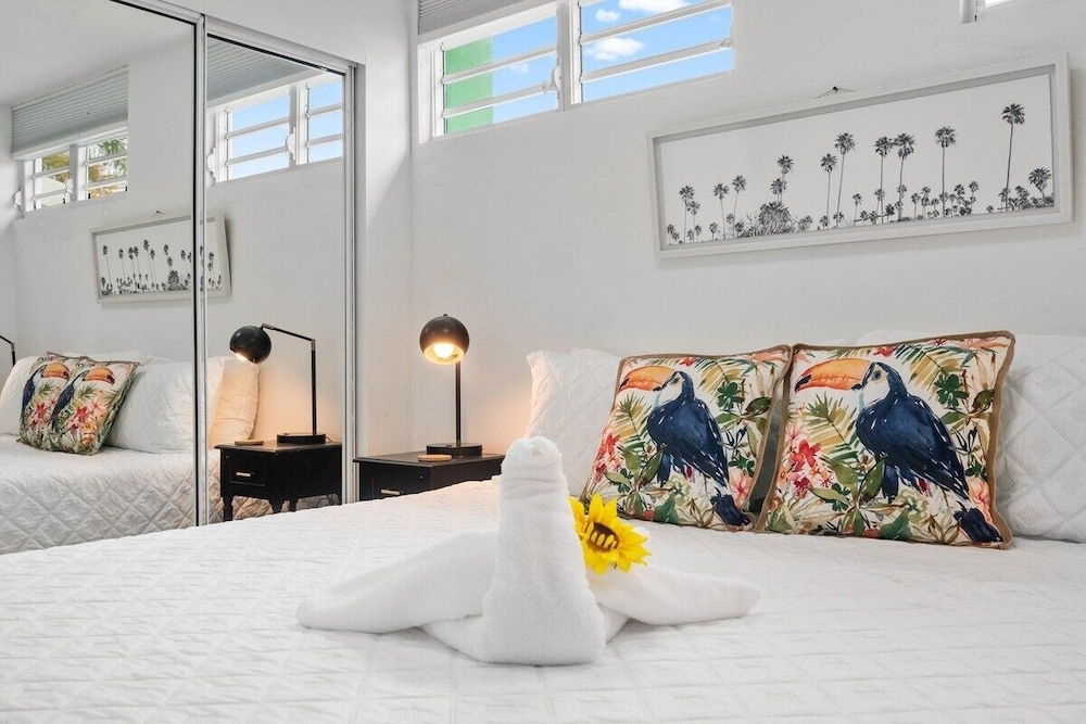 Walk to Beach or Swim in the Pool, 4 Bedrooms 4 Home by Redawning view 4