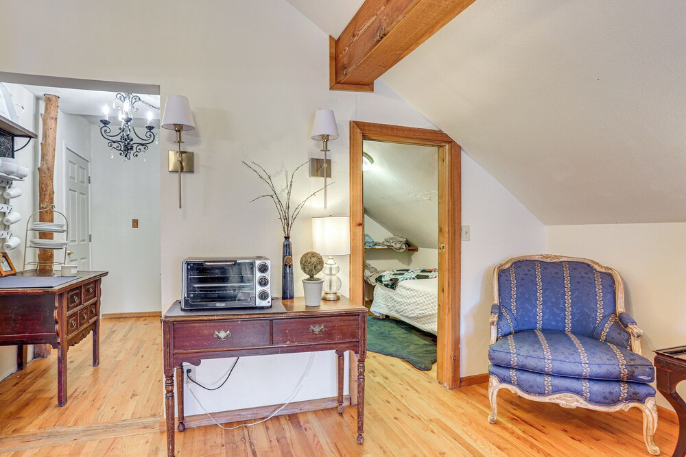 Walk to Ren Fest: Larkspur Farmhouse Hideaway