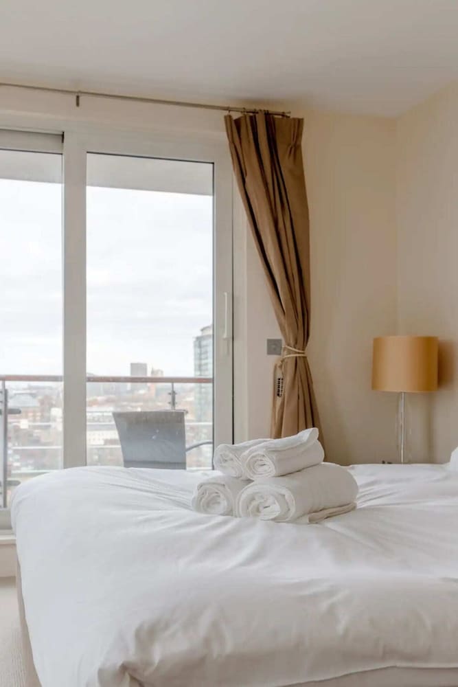 Gorgeous 3 Bedroom Flat in Vauxhall With City Views