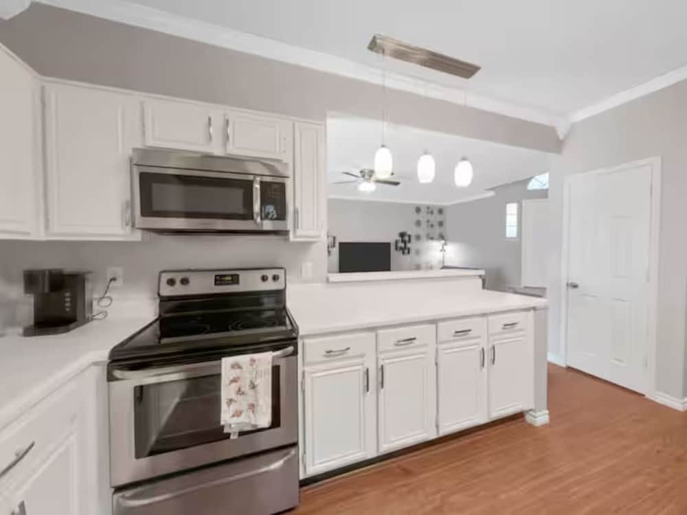 Frisco Castle 3BR Garage Parking Gated Backyard