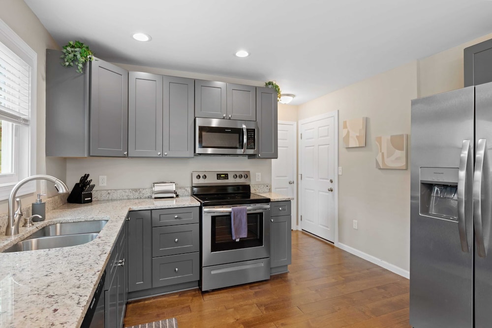 White Pine & Red Bud Buyout by Avantstay 2 Home Buyout Sleeps 16!