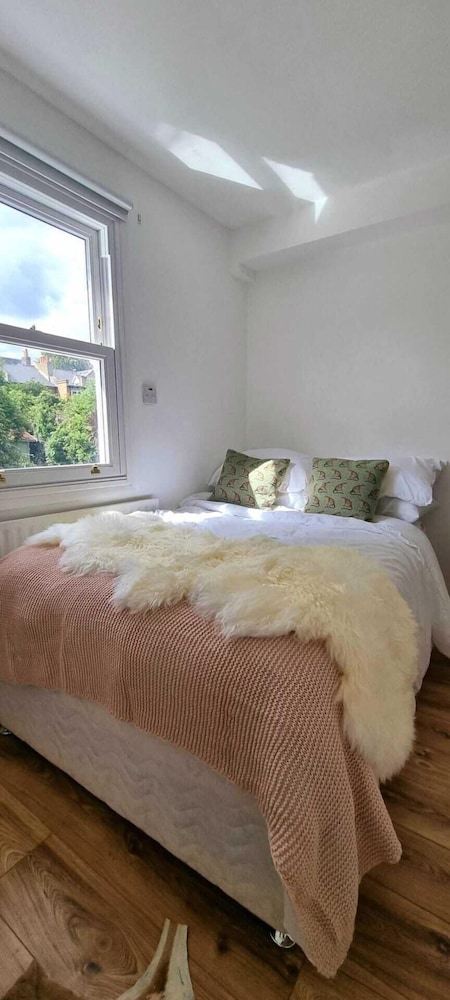 Stylish 3 Bedroom Townhouse in Brockley With Large Garden