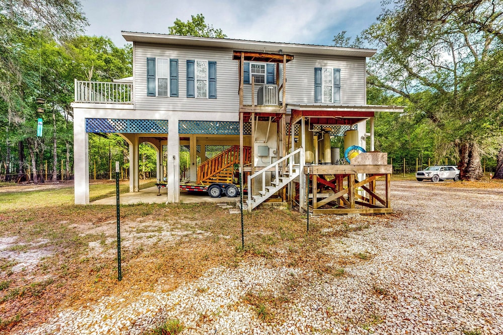 Beautiful, Waterfront log Home w/ Nature Views