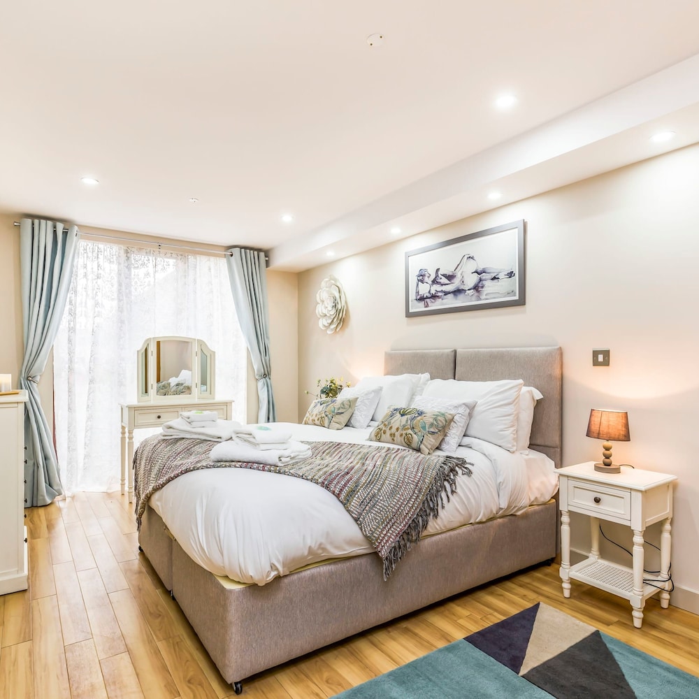 Stylish Ground Floor Apartment With Parking