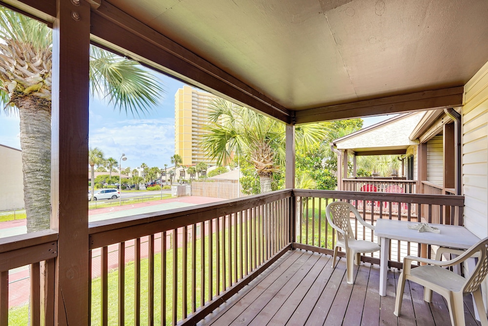 Breezy PCB Retreat w/ Balcony - Walk to Beach!