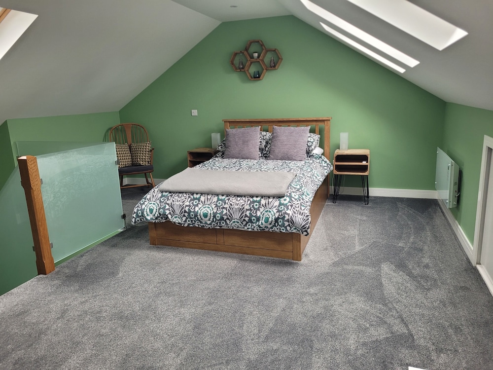 Forest Cedar Lodge, Cinderford, Sleeps 4 view 4