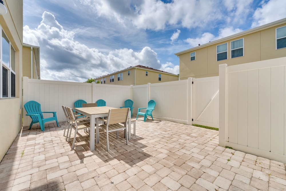 4 Mi to Wdw: Sleek Townhome w/ Community Pool!