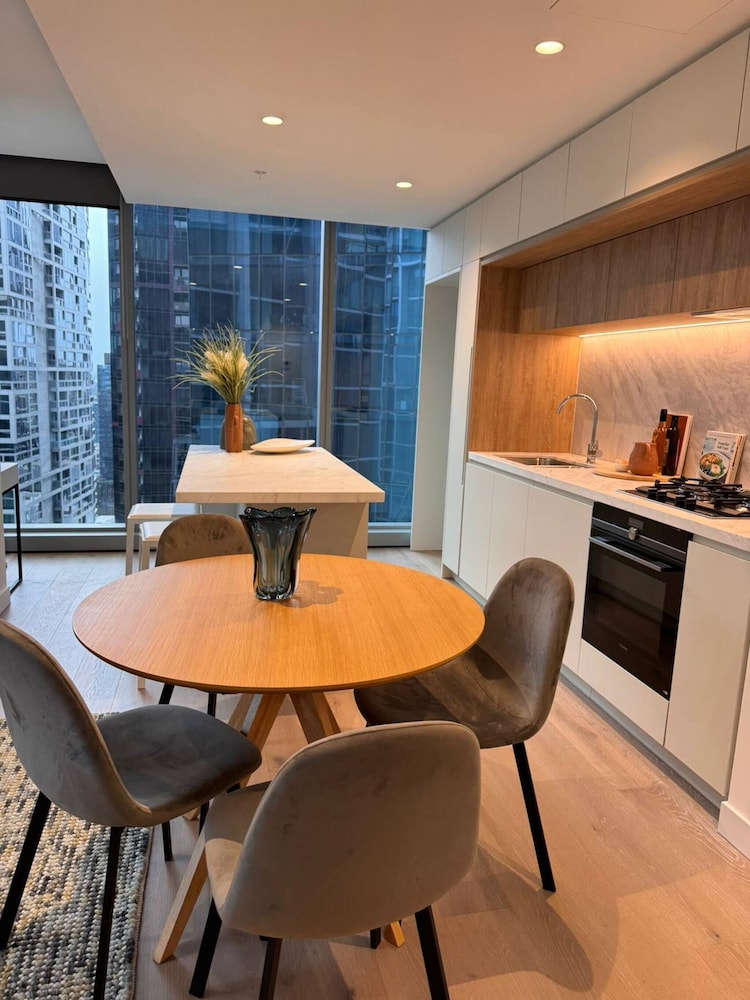 Luxury 2-bedroom Apartment in the Heart of Melbourne