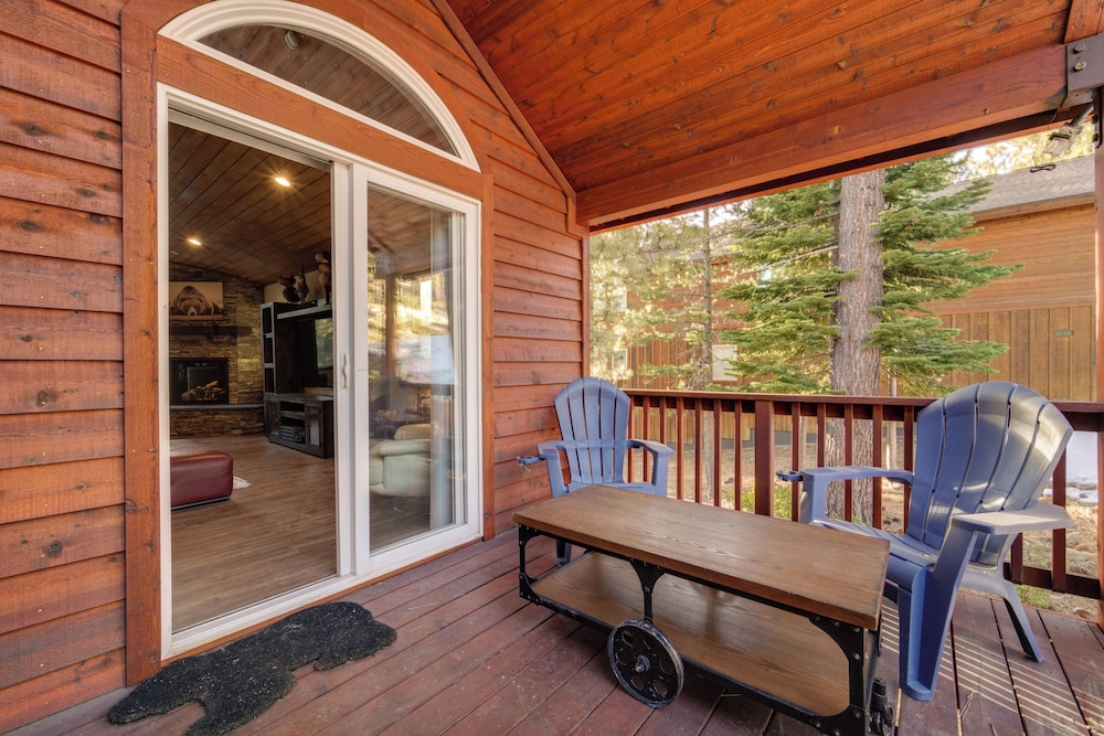 Near Downhill Ski Resort! Hot Tub Haven in Truckee