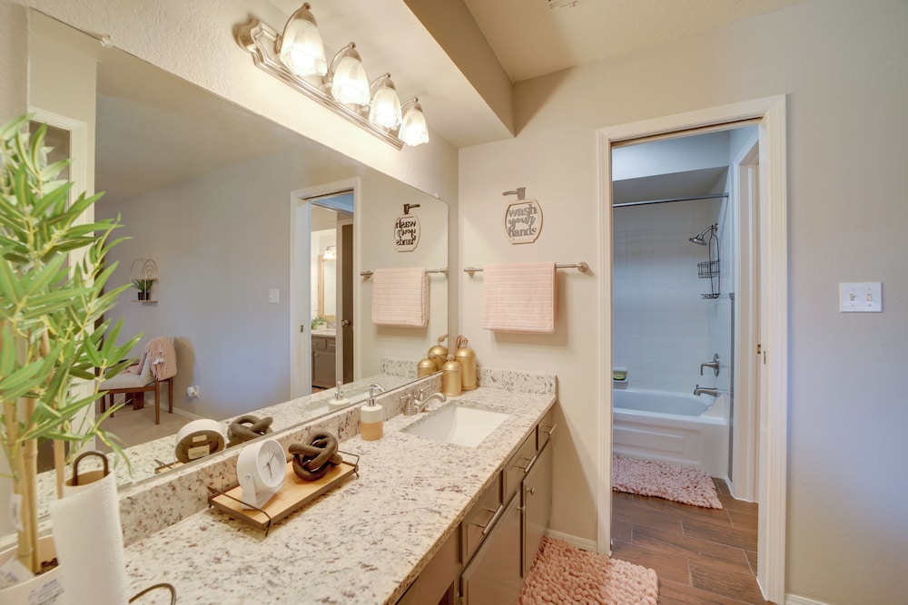 10 Mi to Dtwn Tulsa: Condo w/ Pool Access!