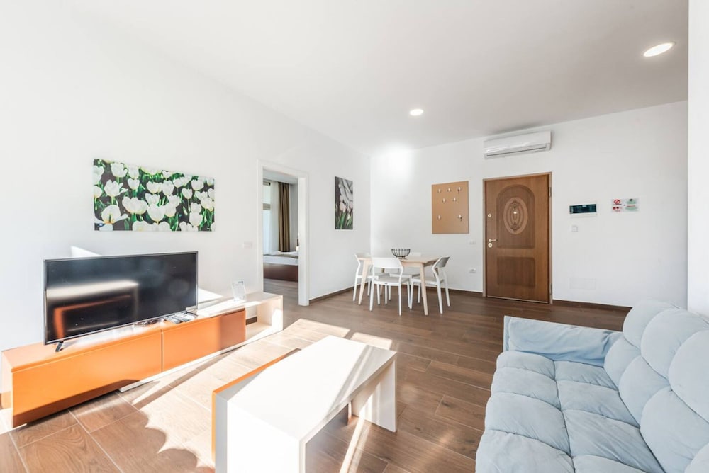 Spacious Apartment by the Beach - Tulipani