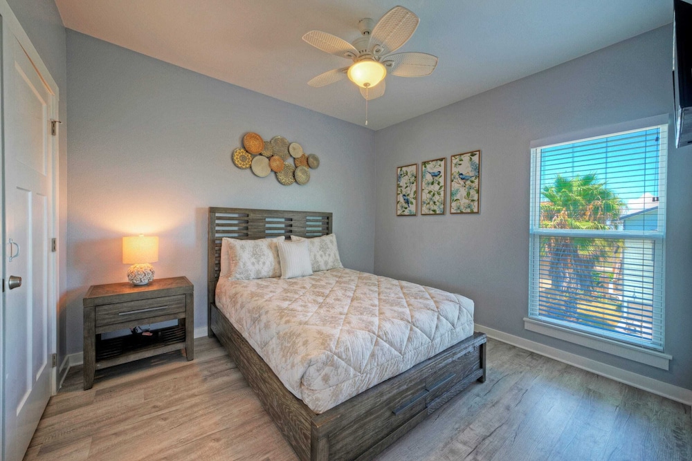 Family-friendly Beach Home Bbq, Patio & Fire Pit & Mins to Beach Bottom's Up by Avantstay