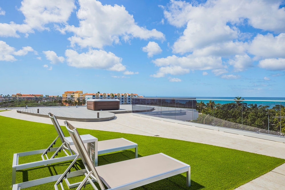 Beachfront Luxury NEW 3br2 5BA Condo Eagle Beach
