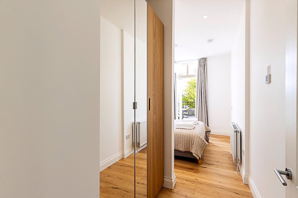 Stylish Chelsea Escape With Private Outdoor Oasis!