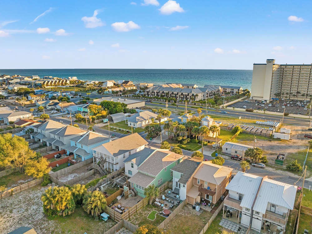 Just Beachy 3BR Dog-friendly Townhouse Near Beaches & Attractions!