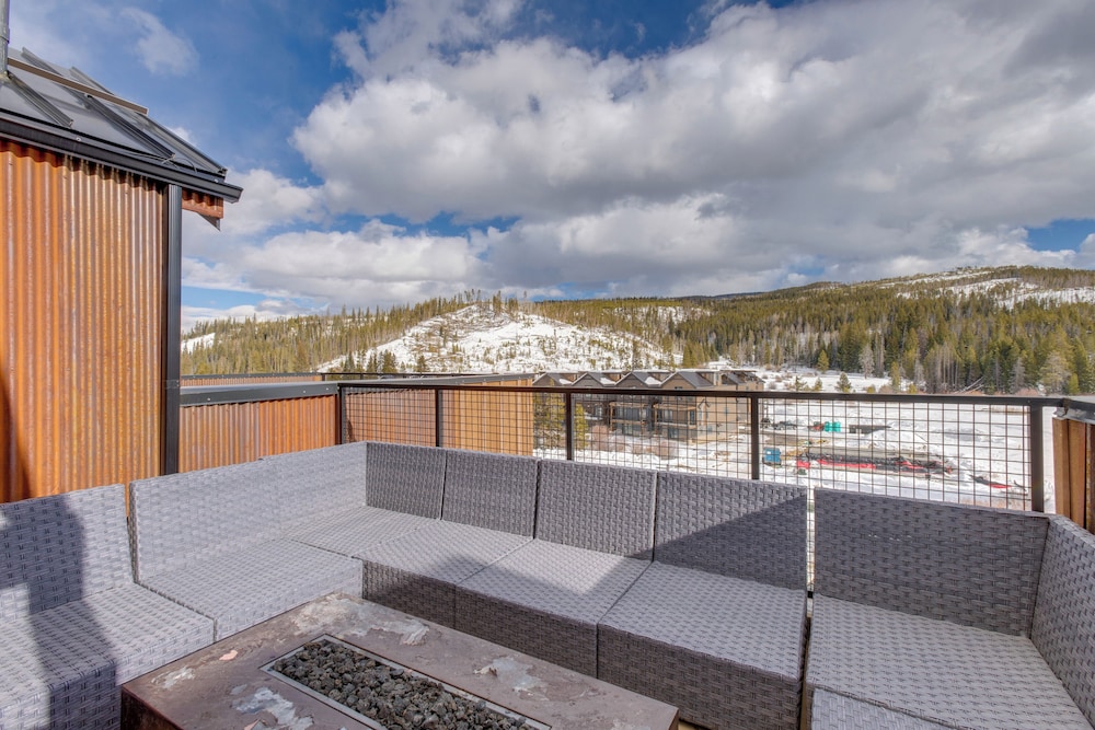 Rooftop Hot Tub + Views: Townhome in Winter Park