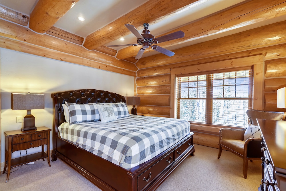 Fireside Retreat 3 Bedroom Home by RedAwning view 5