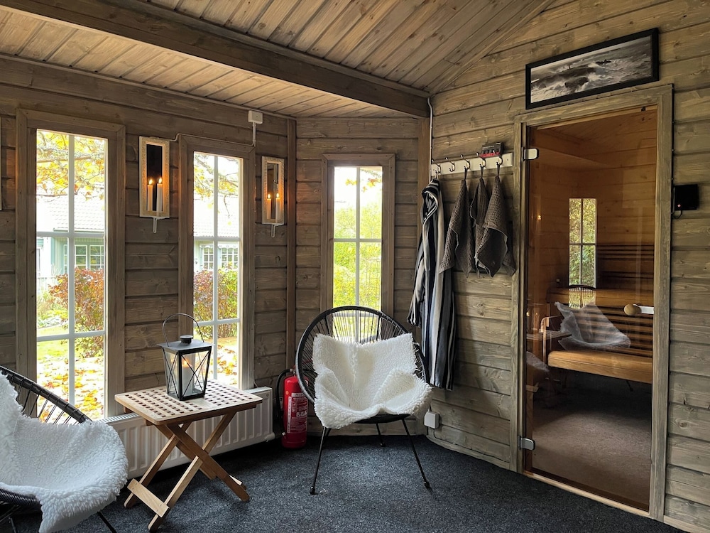 House with Hot Tub and Sauna 300 near the Lake