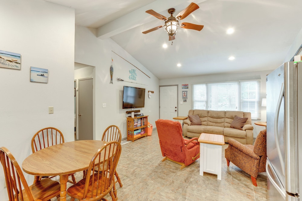 Walk to Lake Hamlin: Cottage Near Boat Launch