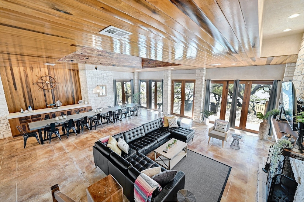 Luxury Lakefront Escape on Lake Travis