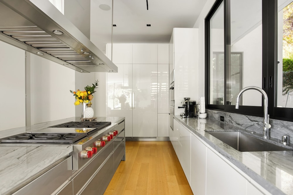 Belfast Estate - Mid-century Meets Modern - Luxe Poolside Villa