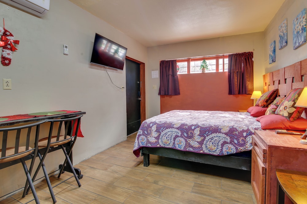 2 Mi to Shopping & Dining: Santa Rosa Studio