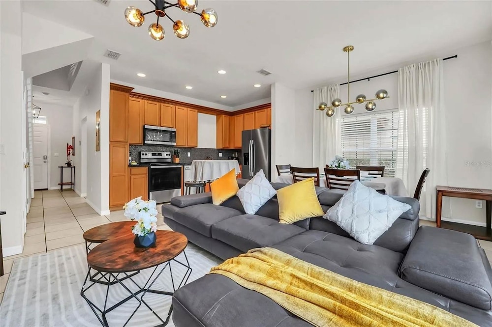 2335 Amazing 5BD Family Townhome Close to Disney
