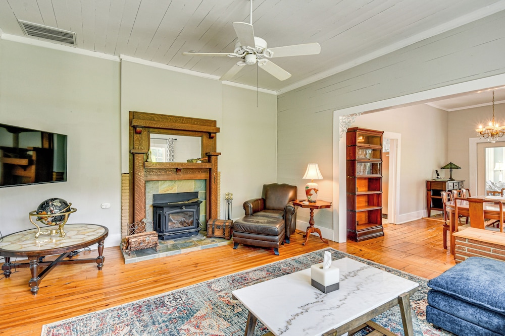 30 Acres & Pond: North Georgia Mtn Farmhouse
