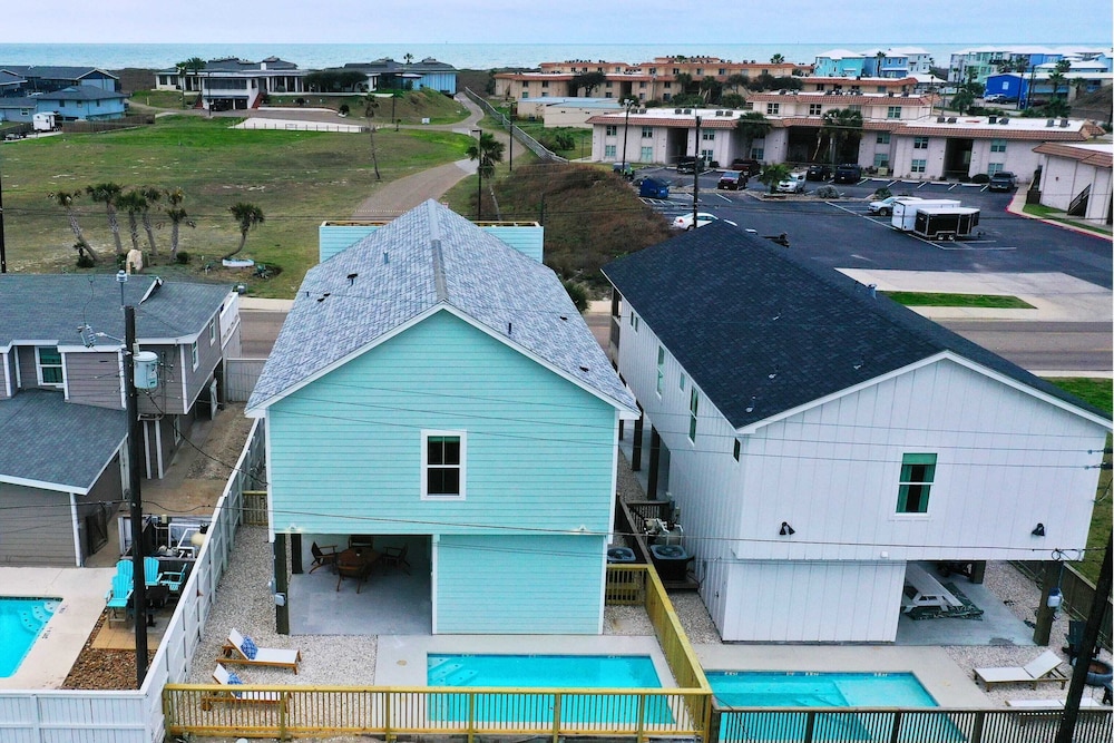 Sleeps 24 2 Homes, Walk to the Beach, Private Pools, Fire Pit, Modern Design