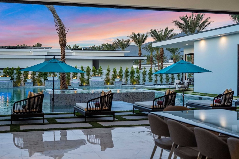 Sleeps 20 Spacious Retreat Pool & Hot Tub Retreat Bravo Villa #4 by Avantstay