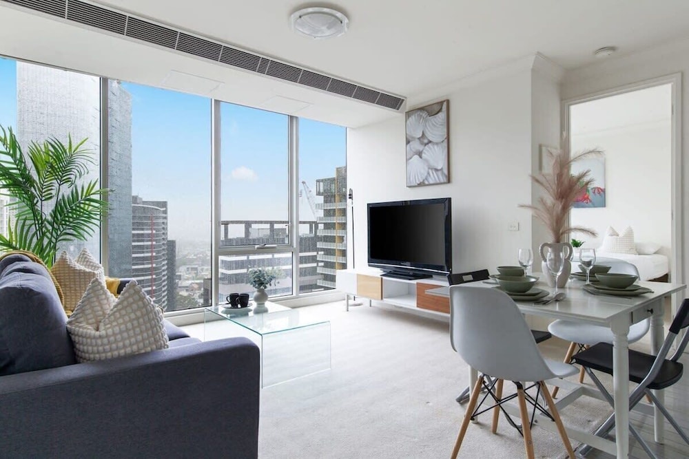 Comfy & Stylish 2BR Apt Next to Crown, City Views