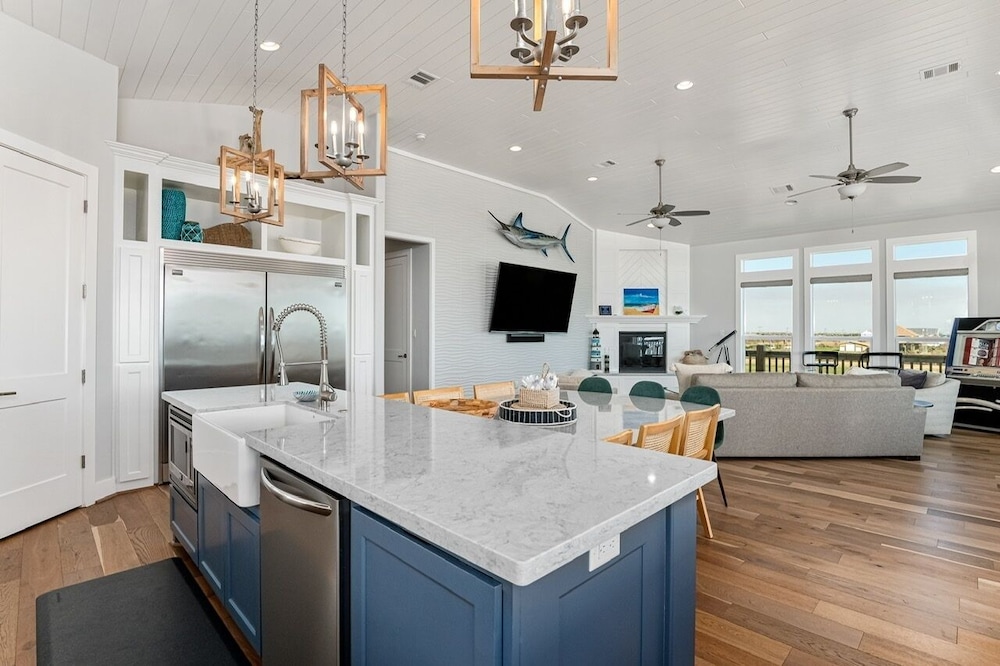 Deja Blue 5 Bedroom Home by RedAwning