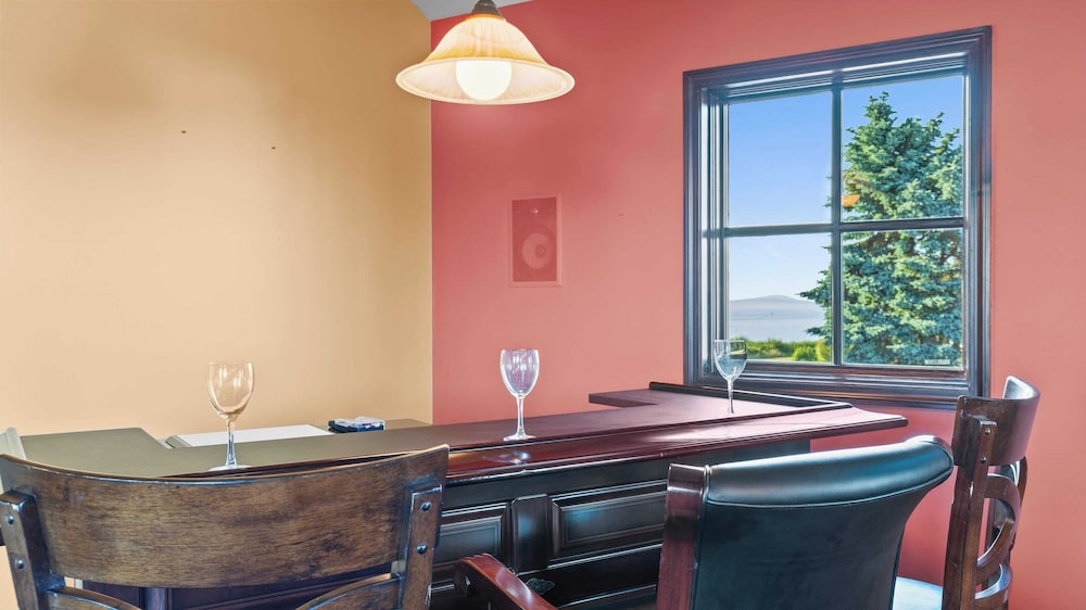 Seacliff Haven Waterfront Luxury, Stunning Views, Hot Tub & Game Room