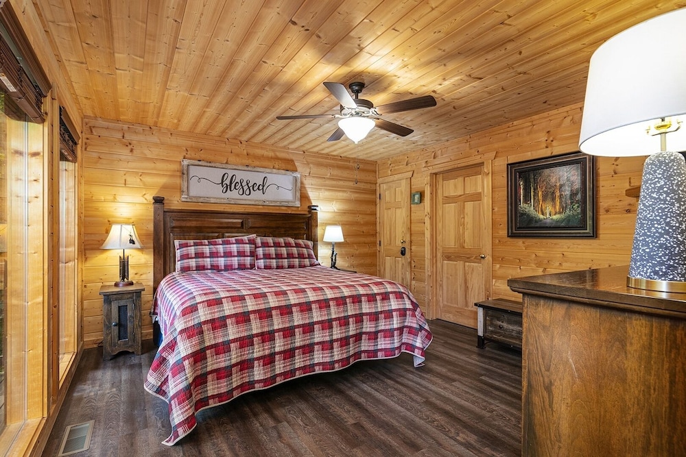 A To Remember - 5 Bedrooms, 5 Baths, Sleeps 18 Cabin by RedAwning